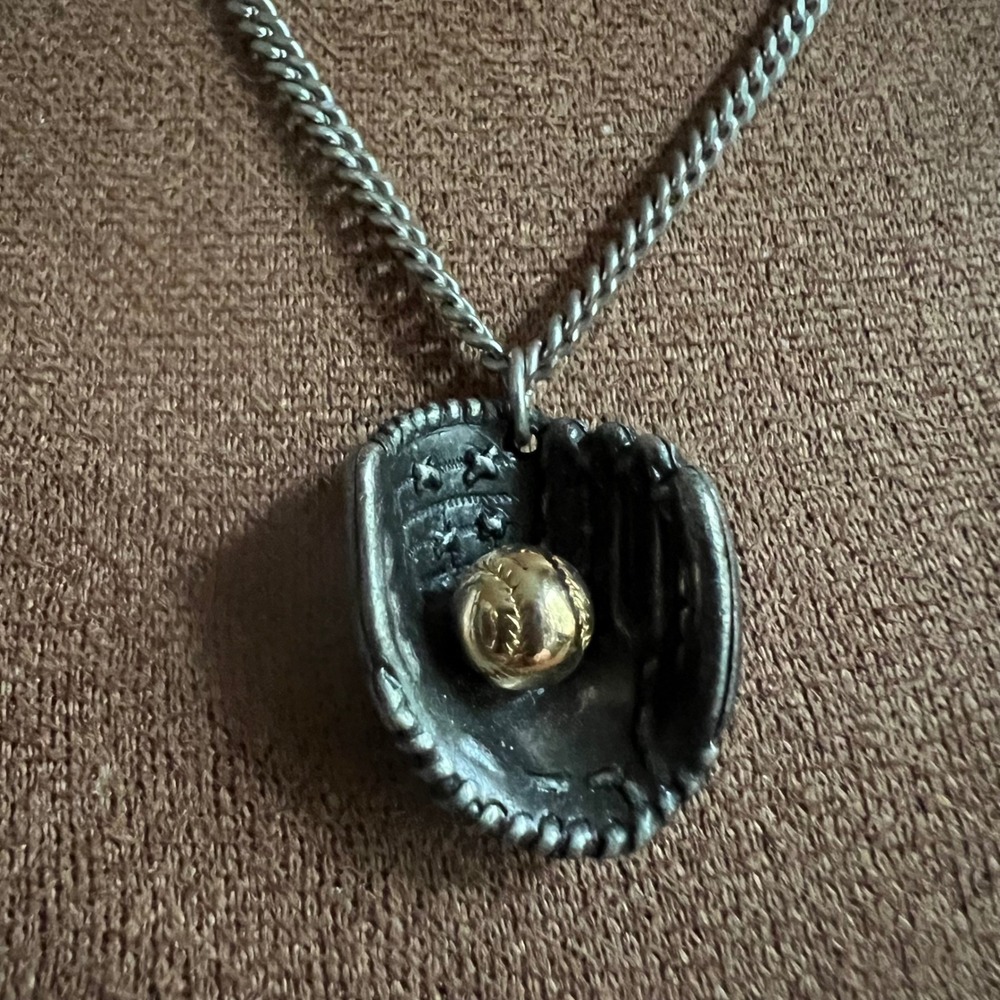Avon Vintage Baseball Mitt Glove Pendant Necklace Silver Gold Tone 18" Size 18in